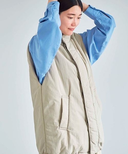 ata(アタ)の「ata vest 1. / 中綿ベスト(ベスト・レディース・チャコール/ベージュ・MEDIUM)」の21枚目の写真
