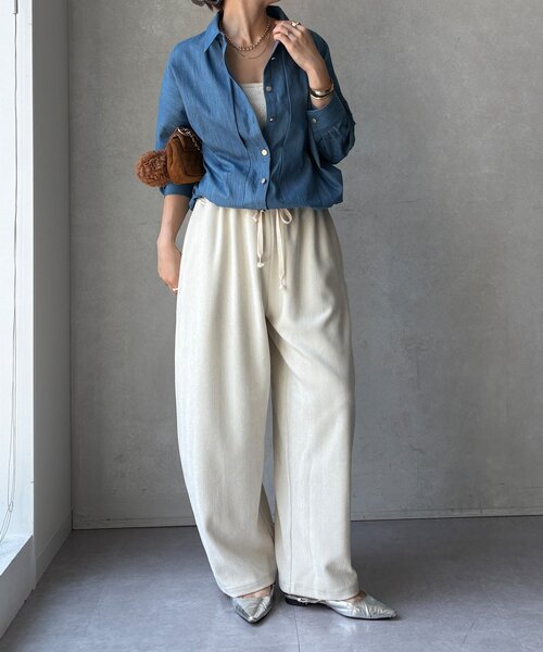 DouDou（ドゥドゥ）の「【WEB限定】 GOLDボタンドロストデニムシャツ（シャツ/ブラウス・レディース・ブルー/インディゴブルー・FREE）」の6枚目の写真
