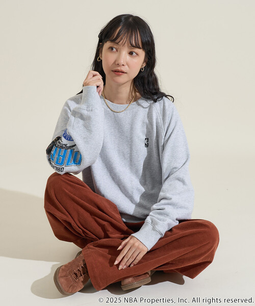 FREAK'S STORE(フリークスストア)の「NBA袖ロゴスウェット(スウェット・レディース・ライトグレー/オフホワイト/チャコールグレー・フリ-)」の22枚目の写真