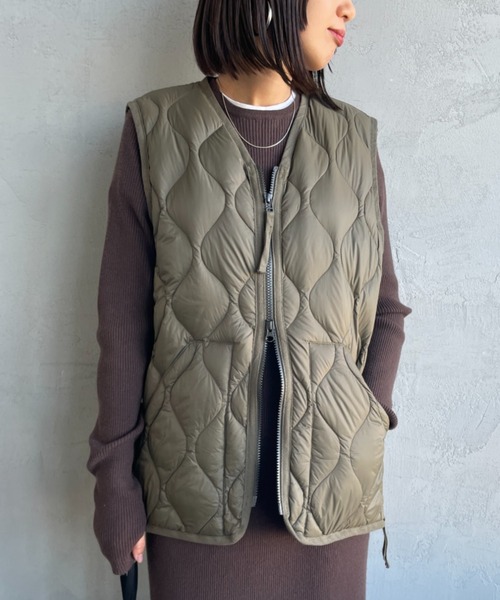 TAION（タイオン）の「【WEB限定】[TAION/タイオン] MILITARY VネックWジップ ダウンベスト（ダウンベスト・レディース・オリーブ/ブラック・L/M）」の2枚目の写真