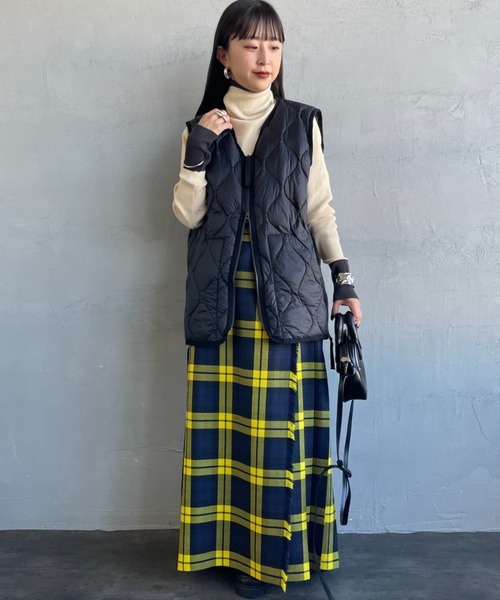 TAION（タイオン）の「【WEB限定】[TAION/タイオン] MILITARY VネックWジップ ダウンベスト（ダウンベスト・レディース・オリーブ/ブラック・L/M）」の3枚目の写真