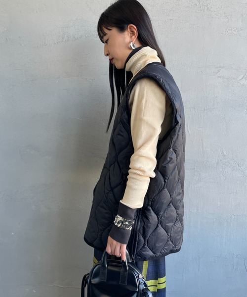 TAION（タイオン）の「【WEB限定】[TAION/タイオン] MILITARY VネックWジップ ダウンベスト（ダウンベスト・レディース・オリーブ/ブラック・L/M）」の6枚目の写真