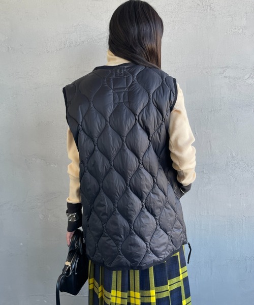 TAION（タイオン）の「【WEB限定】[TAION/タイオン] MILITARY VネックWジップ ダウンベスト（ダウンベスト・レディース・オリーブ/ブラック・L/M）」の7枚目の写真