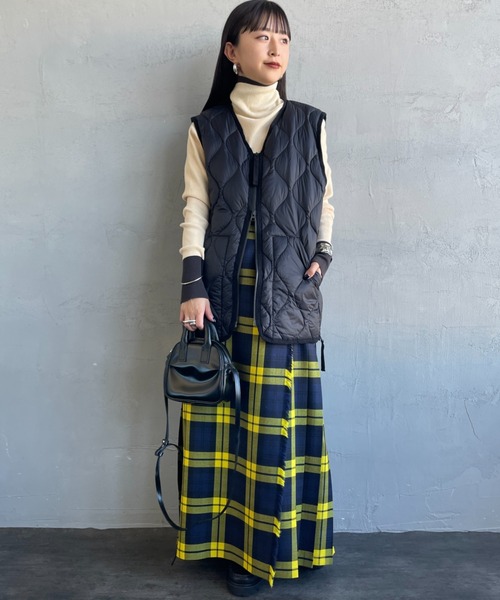 TAION（タイオン）の「【WEB限定】[TAION/タイオン] MILITARY VネックWジップ ダウンベスト（ダウンベスト・レディース・オリーブ/ブラック・L/M）」の8枚目の写真