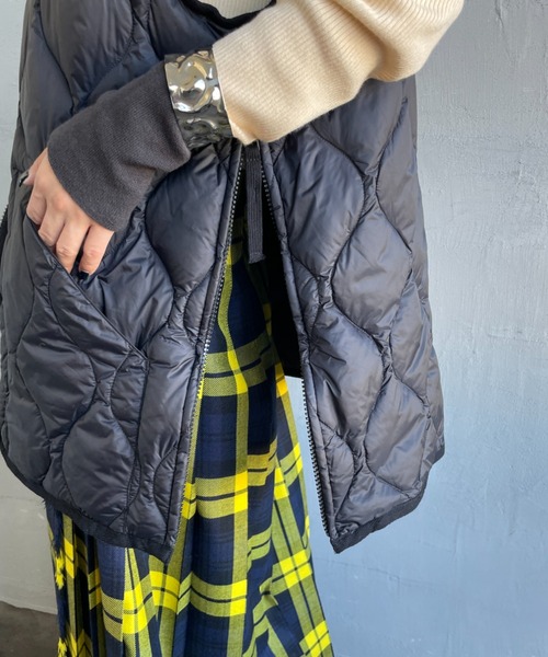 TAION（タイオン）の「【WEB限定】[TAION/タイオン] MILITARY VネックWジップ ダウンベスト（ダウンベスト・レディース・オリーブ/ブラック・L/M）」の16枚目の写真