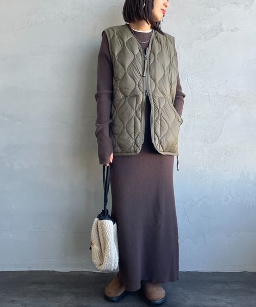 TAION（タイオン）の「【WEB限定】[TAION/タイオン] MILITARY VネックWジップ ダウンベスト（ダウンベスト・レディース・オリーブ/ブラック・L/M）」の4枚目の写真