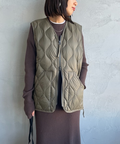 TAION（タイオン）の「【WEB限定】[TAION/タイオン] MILITARY VネックWジップ ダウンベスト（ダウンベスト・レディース・オリーブ/ブラック・L/M）」の18枚目の写真