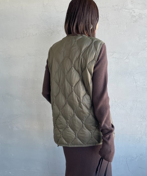 TAION（タイオン）の「【WEB限定】[TAION/タイオン] MILITARY VネックWジップ ダウンベスト（ダウンベスト・レディース・オリーブ/ブラック・L/M）」の20枚目の写真