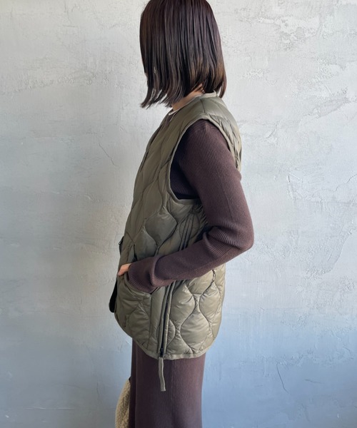 TAION（タイオン）の「【WEB限定】[TAION/タイオン] MILITARY VネックWジップ ダウンベスト（ダウンベスト・レディース・オリーブ/ブラック・L/M）」の19枚目の写真