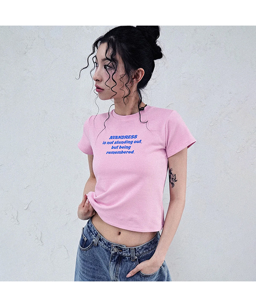 AVANDRESS(アバンドレス )の「Rizz Crop T-Shirt - 5COL(Tシャツ/カットソー・レディース・ライトブルー/アイボリー/ホワイト×レッド/ピンク系その他/ピンク・SMALL/MEDIUM)」の4枚目の写真