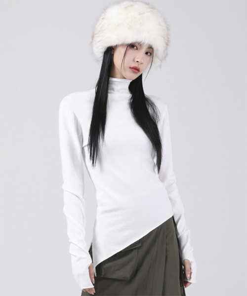 AVANDRESS(アバンドレス )の「Diagonal Turtleneck Knit BLACK(Tシャツ/カットソー・レディース・ブラック・SMALL/MEDIUM)」の4枚目の写真