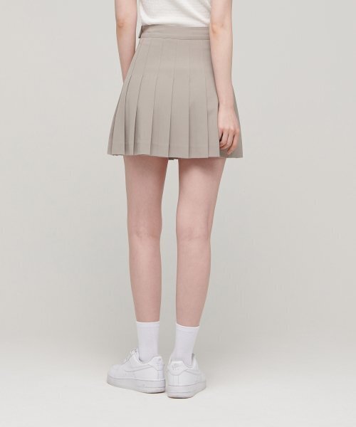 MUSINSA STANDARD WOMAN(ムシンサスタンダードウーマン)の「レディースプリーツミニスカート【ライトベージュ】(スカート・レディース・その他・SMALL/MEDIUM/LARGE/X-SMALL)」の2枚目の写真