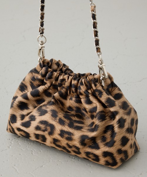 AZUL by moussy(アズールバイマウジー)の「メタルチェーンポシェットバッグ(ショルダーバッグ・レディース・ブラック/ブラウン系その他/シルバー/マジェンタ・FREE)」の3枚目の写真