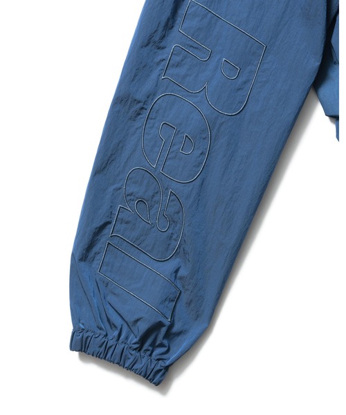F.C.Real Bristol(エフシーレアルブリストル)の「BIG LOGO NYLON STAND COLLAR BLOUSON(ナイロンジャケット・メンズ・ブルー/オフホワイト/レッド/ブラック・MEDIUM/LARGE/SMALL/X-LARGE/XX-LARGE)」の15枚目の写真