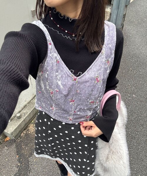 CIAOPANIC（チャオパニック）の「ラインストーンフラワー刺繡ビスチェ（キャミソール・レディース・パープル/アイボリー/ブラック・ONE SIZE）」の3枚目の写真