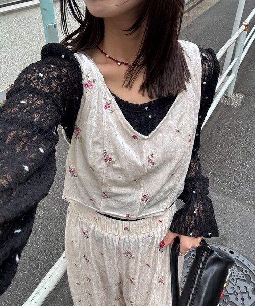 CIAOPANIC（チャオパニック）の「ラインストーンフラワー刺繡ビスチェ（キャミソール・レディース・パープル/アイボリー/ブラック・ONE SIZE）」の2枚目の写真