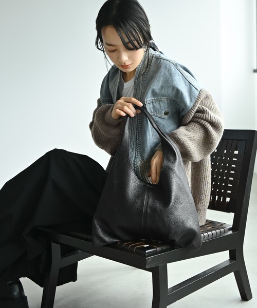 STYLE DELI(スタイルデリ)の「【BLK001】ハンドルトートバッグ/ポーチ付き(トートバッグ・レディース・グレー/ブラック/グリーン・FREE)」の7枚目の写真