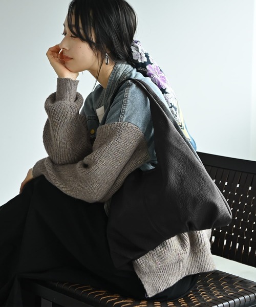 STYLE DELI(スタイルデリ)の「【BLK001】ハンドルトートバッグ/ポーチ付き(トートバッグ・レディース・グレー/ブラック/グリーン・FREE)」の6枚目の写真