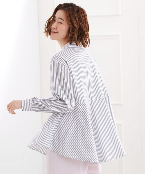 grove（グローブ）の「【体型カバー】一枚でもレイヤードでも、ペプラムフレアシャツ（シャツ/ブラウス・レディース・ブルー系7/ホワイト系5/ピンク系3・02/03/05/04/01）」の2枚目の写真