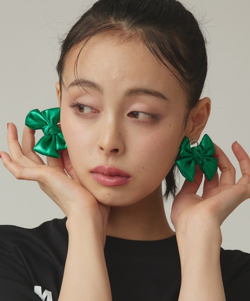 Narcissus(ナルシス)の「メタリックリボンピアス/ビッグリボン(ピアス(両耳用)・レディース・グリーン/シルバー・FREE)」の3枚目の写真