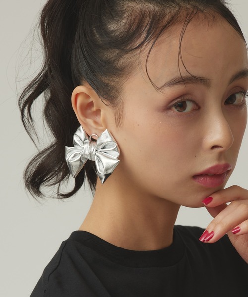 Narcissus(ナルシス)の「メタリックリボンピアス/ビッグリボン(ピアス(両耳用)・レディース・グリーン/シルバー・FREE)」の4枚目の写真
