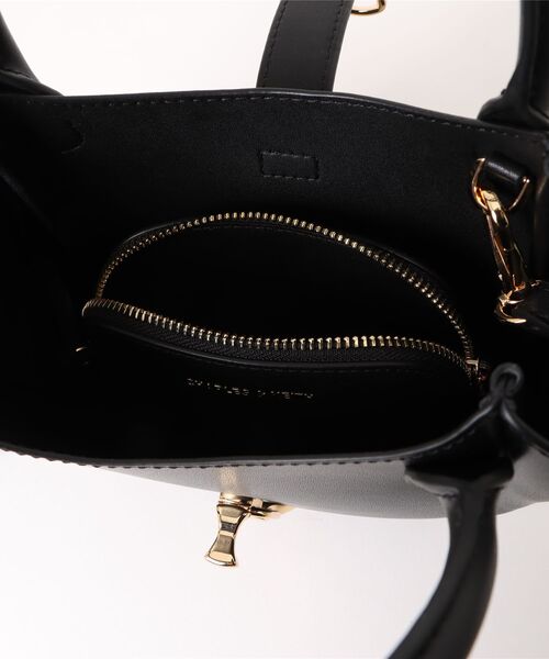 CHARLES & KEITH（チャールズ & キース）の「Agatha アガサ チェーンアクセントバケットバッグ（トートバッグ・レディース・ブラック/チョコ/クリーム・S）」の15枚目の写真