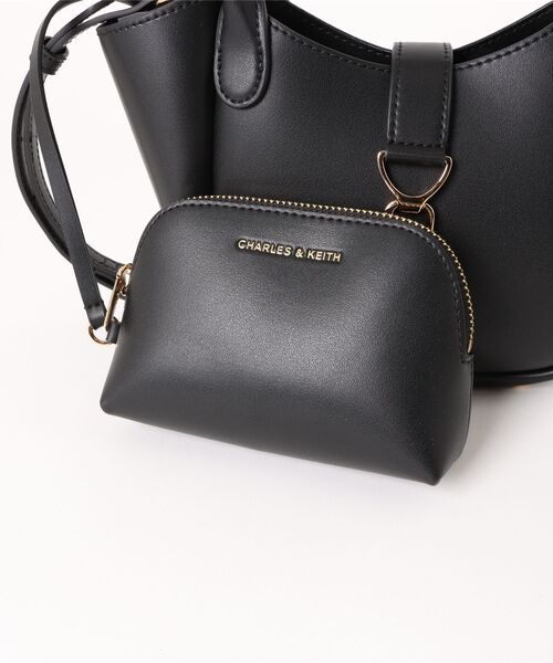 CHARLES & KEITH（チャールズ & キース）の「Agatha アガサ チェーンアクセントバケットバッグ（トートバッグ・レディース・ブラック/チョコ/クリーム・S）」の16枚目の写真