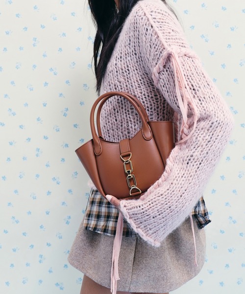 CHARLES & KEITH（チャールズ & キース）の「Agatha アガサ チェーンアクセントバケットバッグ（トートバッグ・レディース・ブラック/チョコ/クリーム・S）」の3枚目の写真