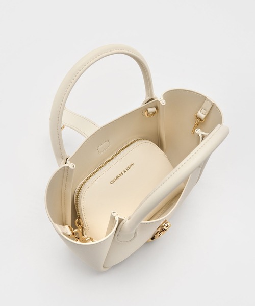CHARLES & KEITH（チャールズ & キース）の「Agatha アガサ チェーンアクセントバケットバッグ（トートバッグ・レディース・ブラック/チョコ/クリーム・S）」の11枚目の写真