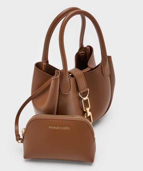 CHARLES & KEITH（チャールズ & キース）の「Agatha アガサ チェーンアクセントバケットバッグ（トートバッグ・レディース・ブラック/チョコ/クリーム・S）」の6枚目の写真