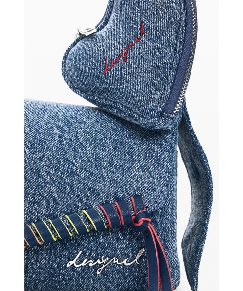 Desigual(デシグアル)の「編み込みディテールハートチャーム付き デニムハートミディアムバッグ 2026年春夏 新作(ショルダーバッグ・レディース・ブルー・FREE)」の5枚目の写真