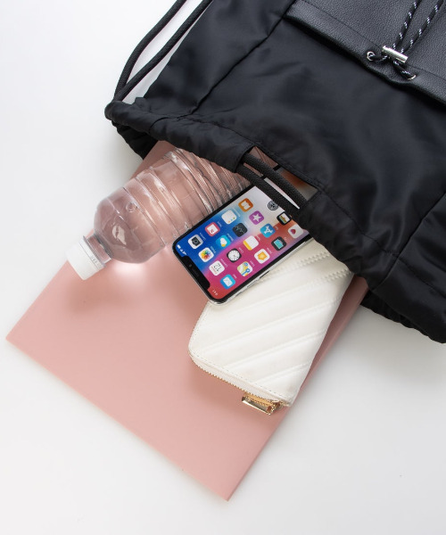 perche(ペルケ)の「ペルケ perche / ナイロン×牛革ドローコード2wayナップサック(バックパック/リュック・レディース・ライトグレー/ベージュ系その他/ブラック・FREE)」の9枚目の写真