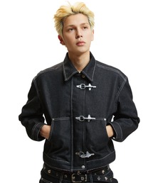 KEYMISERY（キーミザリー）の「A'GEM/9 × .kom 『KEYMISERY/キーミザリー』 Cropped Buckle Denim Jacket/クロップ バックルデニム ジャケット（デニムジャケット）」
