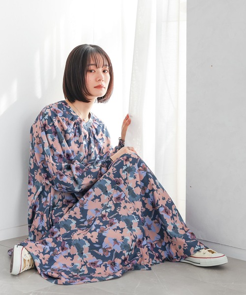 n'OrLABEL(ノアールレーベル)の「花柄シャーリングギャザーワンピース(ワンピース・レディース・ブラック/ブルー・FREE)」の4枚目の写真