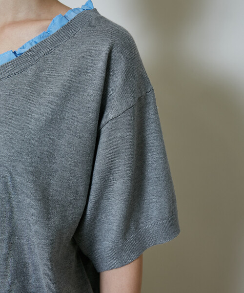 PUBLUX(パブリュクス)の「PUBLUX/パブリュクス シャツ フリル Vネック ハーフスリーブ サマーニット 限定展開(ニット/セーター・レディース・グレー/チャコールグレー/ネイビー/ベージュ・フリ-)」の22枚目の写真