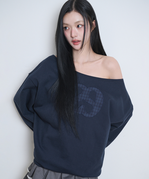 ILLIGO（イリゴ）の「129 ロゴパッチボートネックスウェット ネイビー（スウェット・レディース・その他・SMALL/MEDIUM）」の2枚目の写真