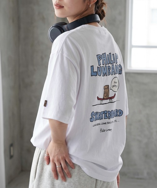 Philip Lumbang(フィリップランバン)の「【75】【Philip Lumbang/フィリップ・ランバン】 リラックスフィット グラフィックデザイン バックプリント クルーネックTシャツ ユニセックス(Tシャツ/カットソー・レディース・ブルー系3/グリーン系2/ホワイト系2/ホワイト系1/グリーン系1/ベージュ系3/ベージュ系1/ブルー系1/ブラック系2/ホワイト系3/ブルー系2/グリーン系3/ベージュ系2/ブラック系3/ブラック系1・M/XL/L)」の2枚目の写真