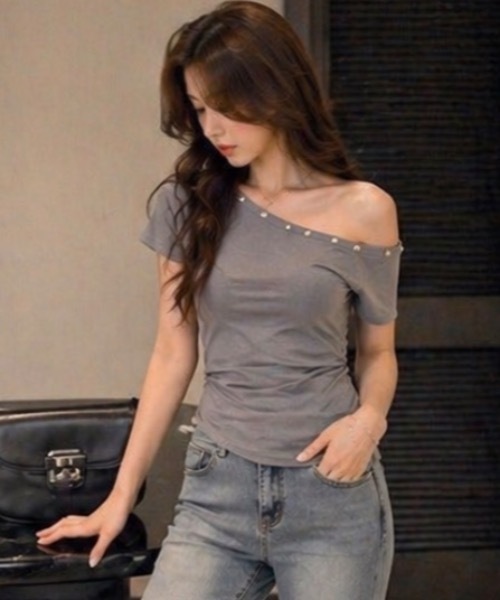 Teem Store(チームストア)の「【4色展開】ビジュー付き オフショルダートップス(Tシャツ/カットソー・レディース・ダークブルー/グレー/ホワイト・F)」の2枚目の写真