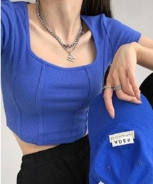 ボディラインを美しく魅せる!テープ使いデザインで細見え叶うショートトップス