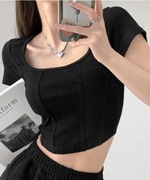 ボディラインを美しく魅せる！テープ使いデザインで細見え叶うショートトップス