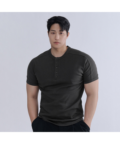 NINEZ(ナインゼット)の「コットンスパン切り替えヘンリーネックマッスルフィットTシャツ(2カラー)(Tシャツ/カットソー・メンズ・ブラック/チャコール・2XL/MEDIUM/LARGE/X-LARGE)」の2枚目の写真