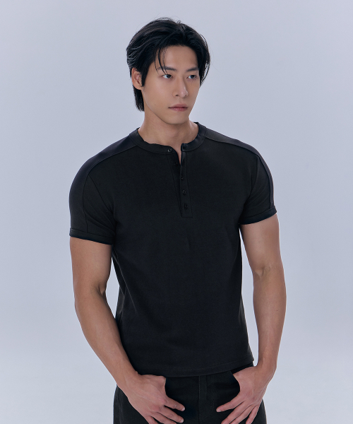 NINEZ(ナインゼット)の「コットンスパン切り替えヘンリーネックマッスルフィットTシャツ(2カラー)(Tシャツ/カットソー・メンズ・ブラック/チャコール・2XL/MEDIUM/LARGE/X-LARGE)」の3枚目の写真