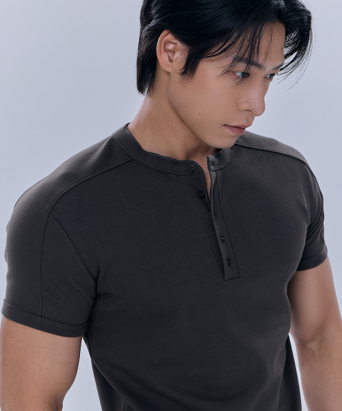 NINEZ(ナインゼット)の「コットンスパン切り替えヘンリーネックマッスルフィットTシャツ(2カラー)(Tシャツ/カットソー・メンズ・ブラック/チャコール・2XL/MEDIUM/LARGE/X-LARGE)」の4枚目の写真