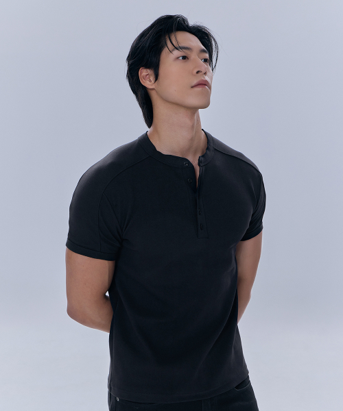 NINEZ(ナインゼット)の「コットンスパン切り替えヘンリーネックマッスルフィットTシャツ(2カラー)(Tシャツ/カットソー・メンズ・ブラック/チャコール・2XL/MEDIUM/LARGE/X-LARGE)」の5枚目の写真