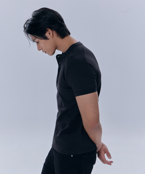 NINEZ(ナインゼット)の「コットンスパン切り替えヘンリーネックマッスルフィットTシャツ(2カラー)(Tシャツ/カットソー・メンズ・ブラック/チャコール・2XL/MEDIUM/LARGE/X-LARGE)」の7枚目の写真