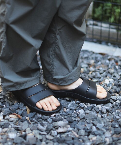 BEAMS HEART(ビームスハート)の「OOFOS / OOahh (26〜28cm)(サンダル・メンズ・チャコールグレー/ブラック・28.0cm/27.0cm/26.0cm)」の2枚目の写真