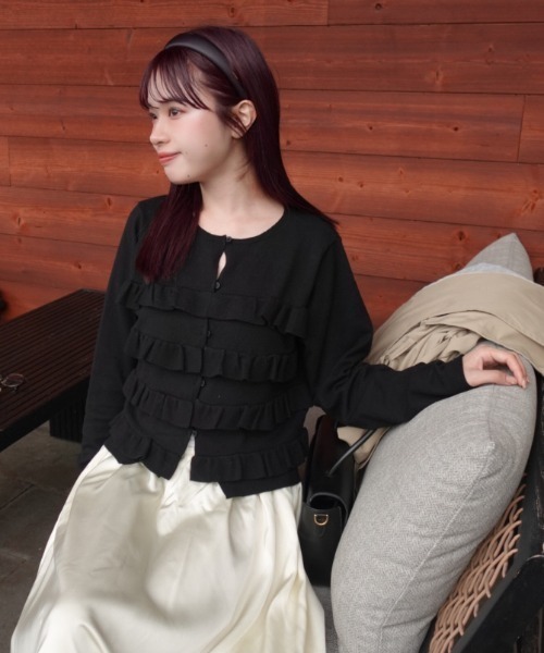 ZOZOMARKET by ねっしー.（ゾゾマーケットバイネッシー）の「【インフルエンサー ねっしー.セレクト】ティアードフリルニットカーデ＆2WAYビスチェアンサンブル（カーディガン/ボレロ・レディース・アイボリー/ブラック・FREE）」の2枚目の写真