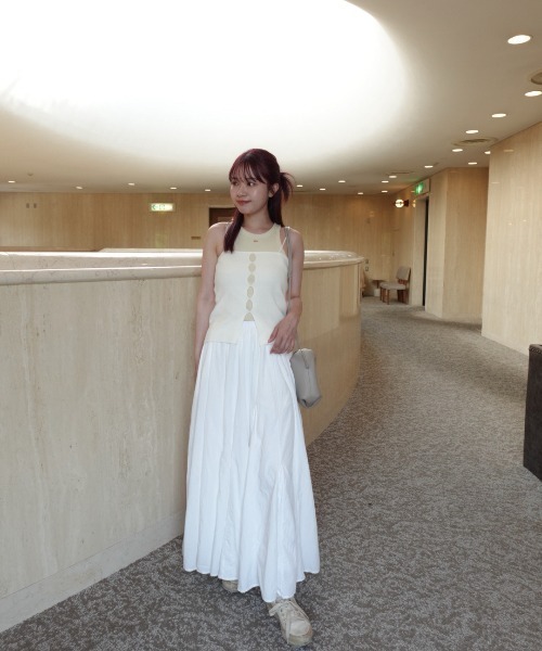 ZOZOMARKET by ねっしー.（ゾゾマーケットバイネッシー）の「【インフルエンサー ねっしー.セレクト】ティアードフリルニットカーデ＆2WAYビスチェアンサンブル（カーディガン/ボレロ・レディース・アイボリー/ブラック・FREE）」の4枚目の写真