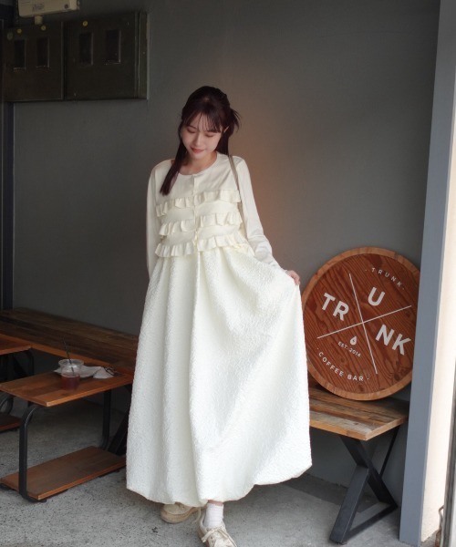 ZOZOMARKET by ねっしー.（ゾゾマーケットバイネッシー）の「【インフルエンサー ねっしー.セレクト】ティアードフリルニットカーデ＆2WAYビスチェアンサンブル（カーディガン/ボレロ・レディース・アイボリー/ブラック・FREE）」の3枚目の写真