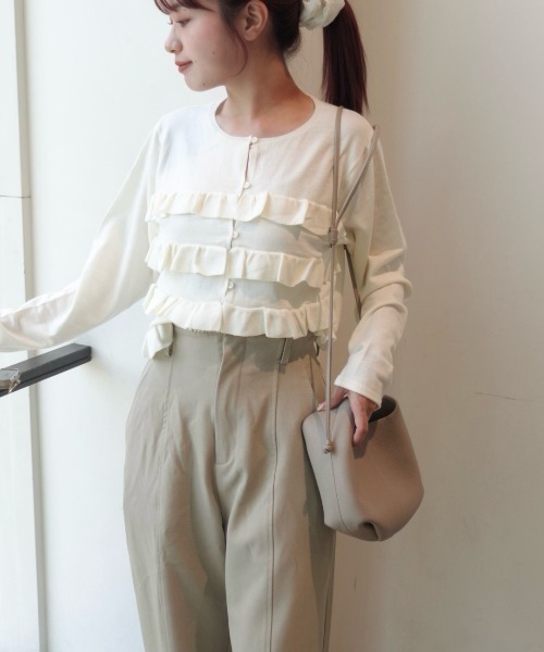 ZOZOMARKET by ねっしー.（ゾゾマーケットバイネッシー）の「【インフルエンサー ねっしー.セレクト】ティアードフリルニットカーデ＆2WAYビスチェアンサンブル（カーディガン/ボレロ・レディース・アイボリー/ブラック・FREE）」の5枚目の写真